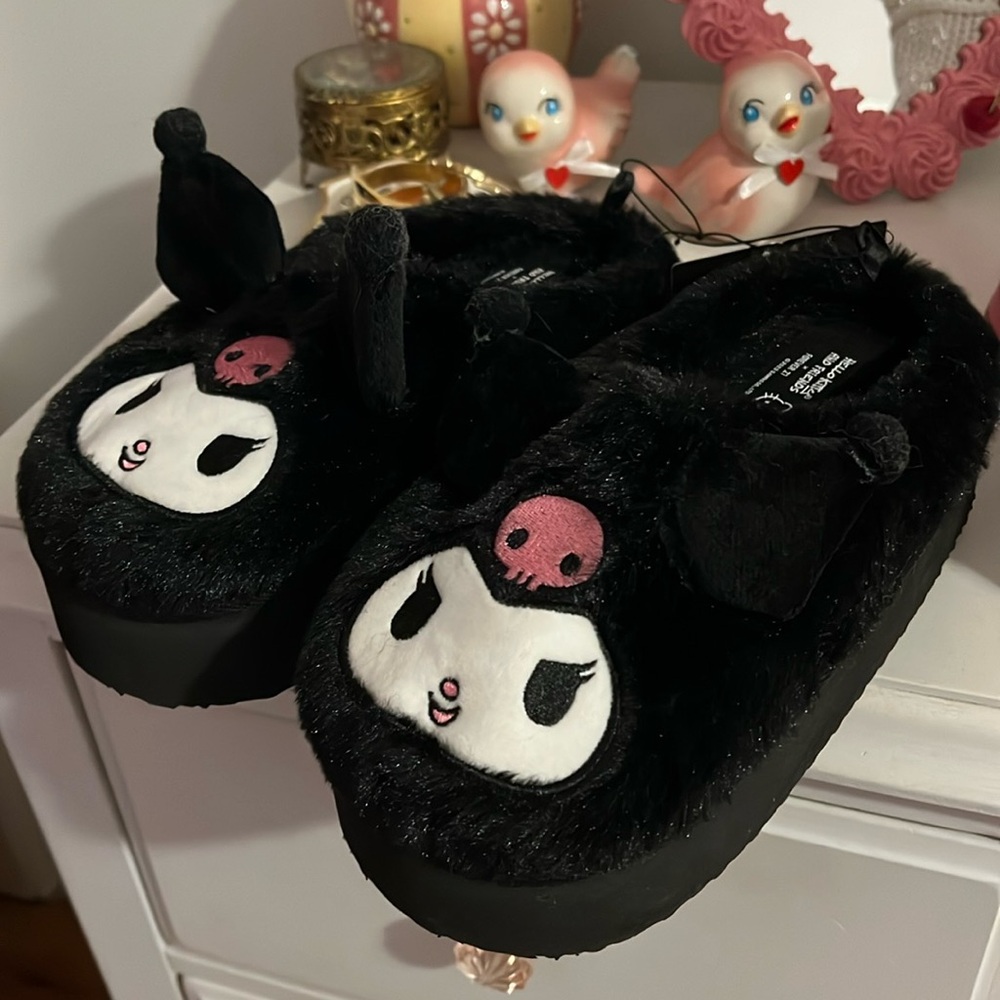 KUROMI SLIPPERS NWT